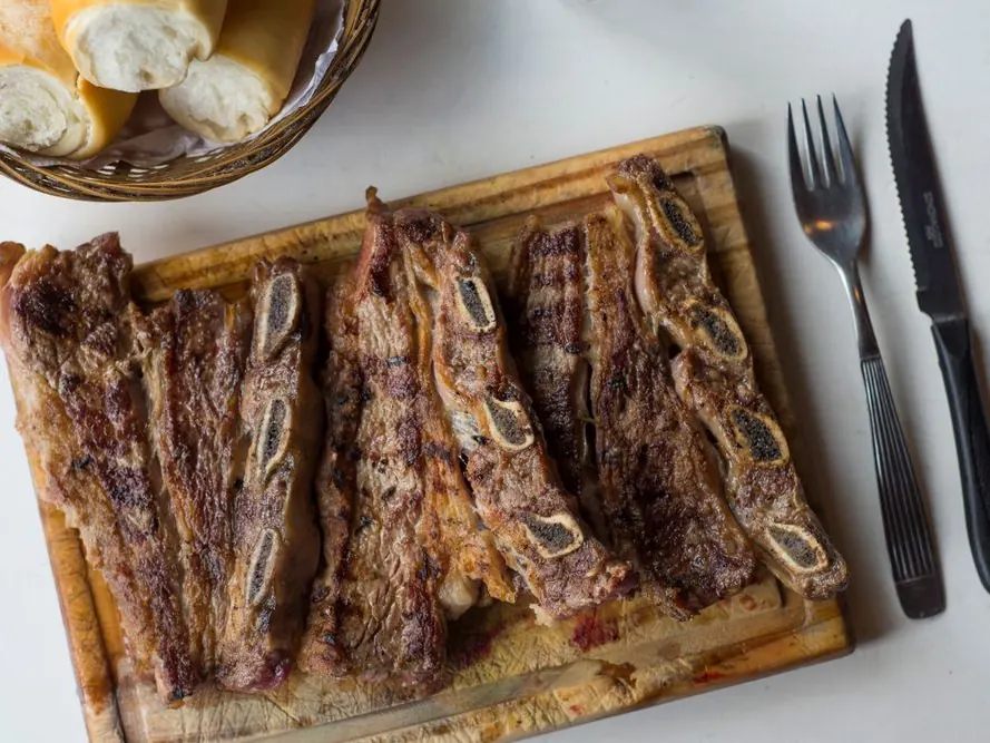 Tiras de asado sobre una tabla de madera