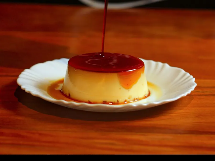Flan con caramelo en un plato