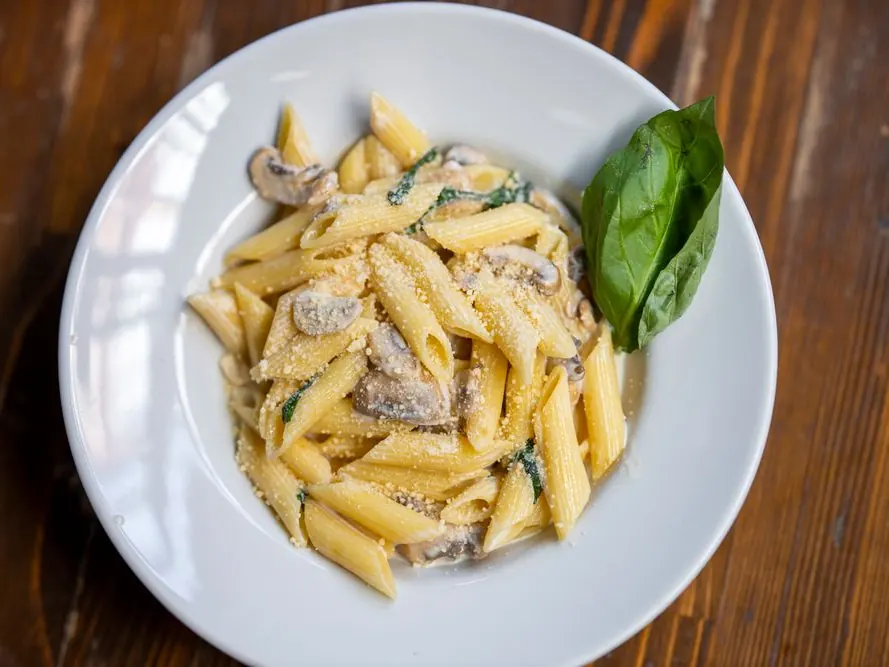 Plato de pasta con crema y hongos